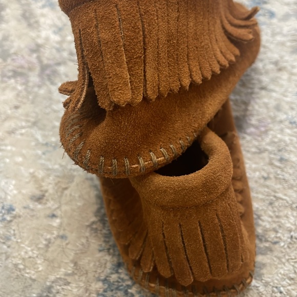 Minnetonka moccasins- sz 13 - Picture 4 of 5